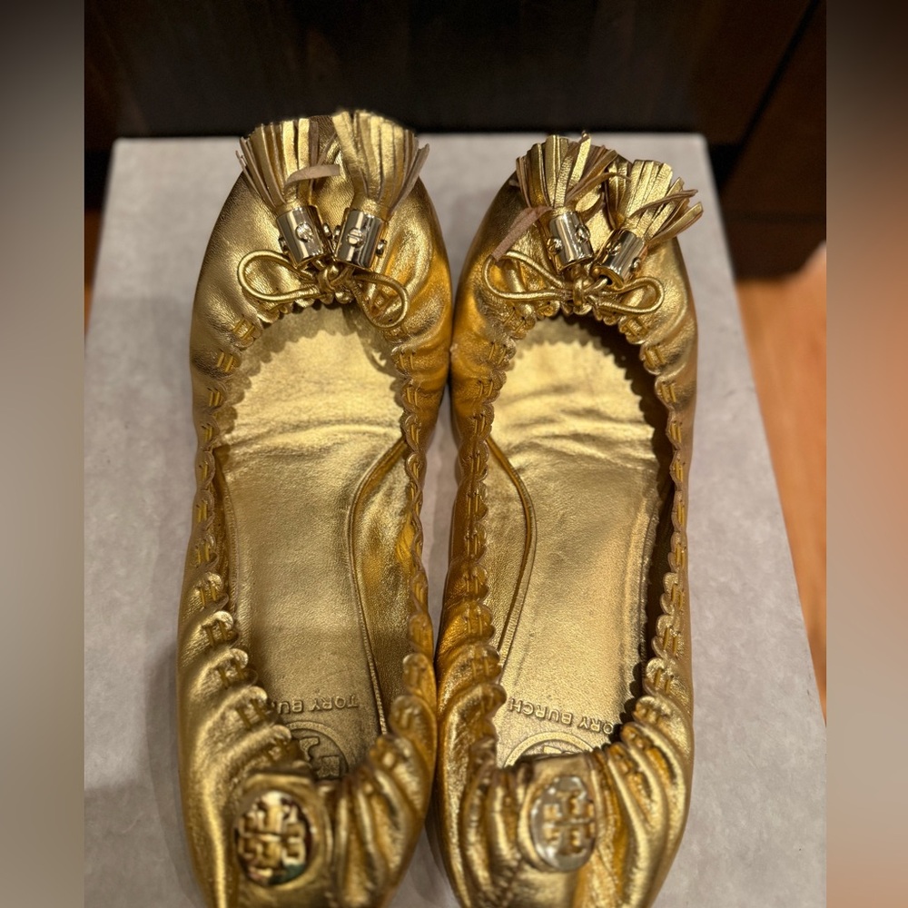 AUTH TORY BURCH REESE TASSEL GOLD BALLET FLATS PREOWNED SZ 7.5 RETAIL PRICE $290